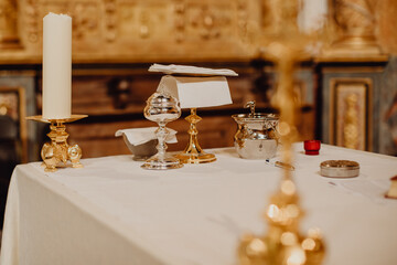 Les objets du prêtre pour la bénédiction de mariage