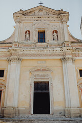 Les mariés recevant la bénédiction devant le prêtre