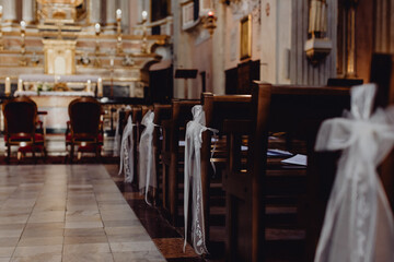 Décorer les bancs de l'église pour la cérémonie de mariage