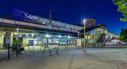 Obraz premium Busy Lougheed Town Centre Skytrain Station at night in motion