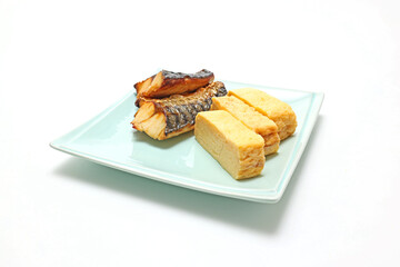 皿にのせた鯖の塩焼きとだし巻き卵
