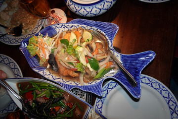 Rotbarsch-Filet auf thailändische Art, serviert im Fischteller