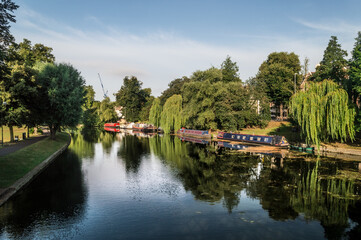 Obraz premium Reflection on the canal in the campus of Cambridge University, England