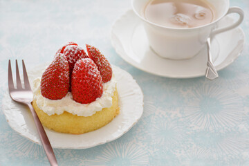 Strawberry shortcake with tea