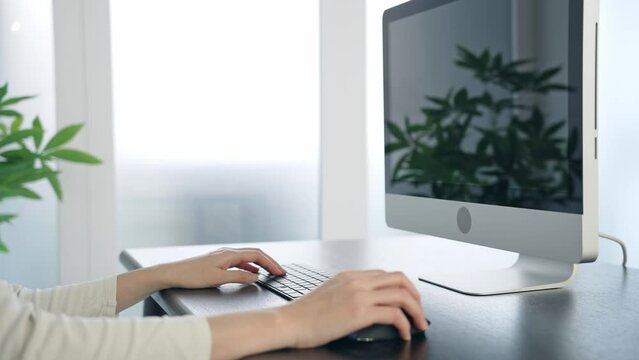 オフィスのパソコンで作業する女性