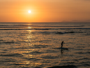 Surfeando el atardecer