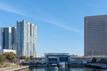 東京品川　運河沿いの高層ビルの風景