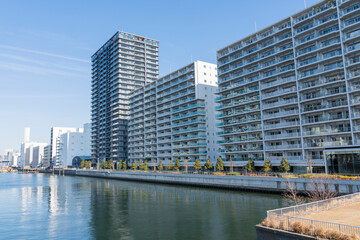 東京品川　運河沿いの高層ビルの風景