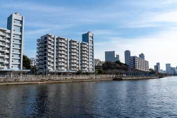 Fototapeta na wymiar 東京品川　運河沿いの高層ビルの風景