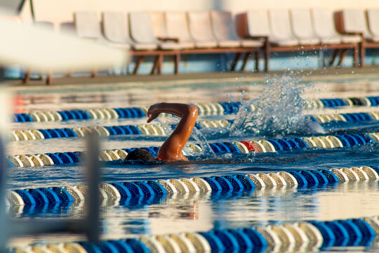 Nadador Entrenando En Piscina Al Aire Libre 