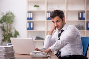Obraz premium Young male employee working in the office