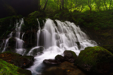 Obraz premium 元滝伏流水 鳥海山山麗の幻想的な滝 秋田県にかほ市観光名所 