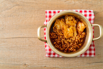 Korean instant noodles with dumplings