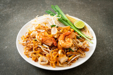 Pad Thai Seafood - Stir fried noodles with shrimps, squid or octopus and tofu
