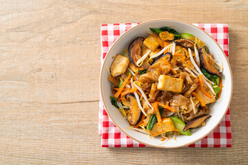 stir-fried noodles with tofu and vegetables