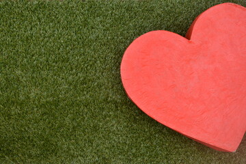 Corazon rojo en el c&eacute;sped verde, coraz&oacute;n, amor, valent&iacute;n, figura, diurna, s&iacute;mbolo, romance, rojo, coraz&oacute;n, rosa, romanticas, decoraciones, c&eacute;sped, color, vacaciones, pasi&oacute;n, papel, objeto, valent&iacute;n, 