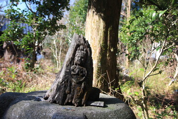 Fototapeta na wymiar 初春の鎌倉。円覚寺黄梅院。木に彫られた仏様。