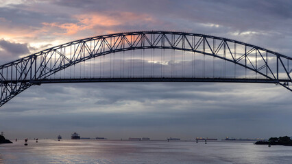 Die Brücke der Amerikas mit der Warteschlange der Frachtschiffe zur Einfahrt in den Panamakanal...