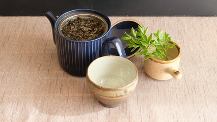 ほうじ茶リーフを、急須で入れる