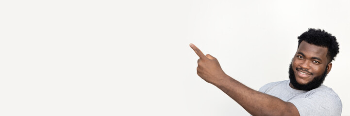 Obraz premium Happy smiling African man pointing up