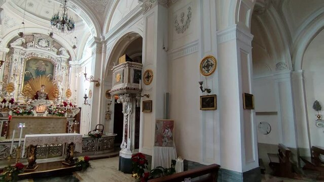 Raito - Panoramica destra della navata della Chiesa di Santa Maria delle Grazie