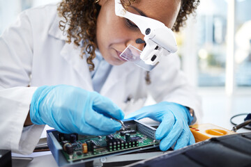 Plakat Computer hardware, programming and black woman electrician working on cpu, circuit and microchip. IT maintenance, technology repair and engineer with glasses fix code, motherboard and processor