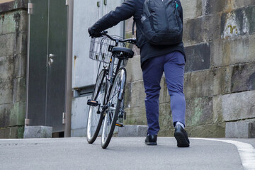 急な坂道は自転車を押しながら登る