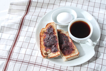 あんこをたっぷり乗せた小倉トーストのカフェプレート