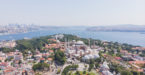 Obraz premium Top view of the Hagia Sophia in the old city of Istanbul against the backdrop of the sea, on a warm summer day