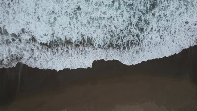 三陸海岸に押寄せる白波