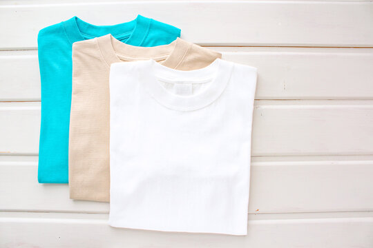 ベーシックなTシャツ　白い木目背景