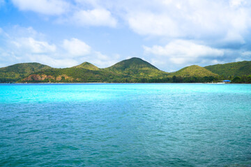 Obraz premium An island in the sea with a blue sky and clouds in the background.Pattaya Vacation,Thailand