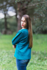 Fototapeta premium Chica joven delgada posando al atardecer con ropa de invierno y sombrero