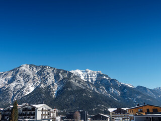 Pertisau in Österreich-Tirol. Berglandschaften. Touristische Infrastrukturen im Winter werden im...