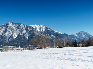 Fototapeta na wymiar Pertisau am Achensee, Langlaufloipen in Österreichische Tirol am Westufer des Achensees mit Blick auf die schneebedeckten Bergen des Rofan und Sonnwendjoch