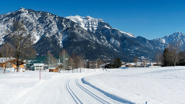 Pertisau am Achensee, Skistation und Langlaufloipen in Tirol am Westufer des Achensees mit Blick auf die schneebedeckten Bergen des Rofan