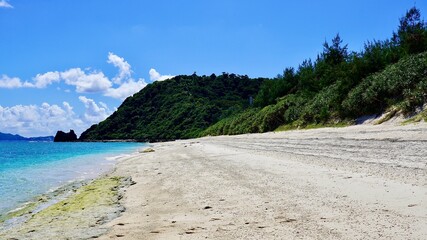 沖縄県阿嘉島のニシバマビーチの波打ち際
