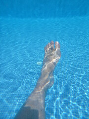 Fuss im Pool unter Wasser