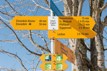 Wanderwegweiser bei Einsiedeln, Kanton Schwyz, Schweiz