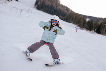 Fototapeta na wymiar Mädchen beim Skifahren, Skikurs