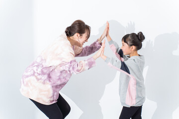 ハイタッチをする女の子