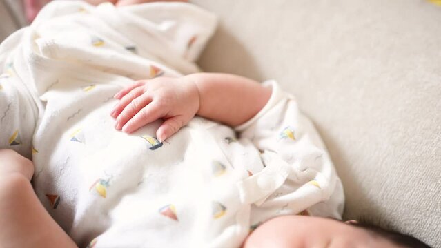 赤ちゃんがねんねしている様子　使いやすい顔無し小さい手のアップの動画