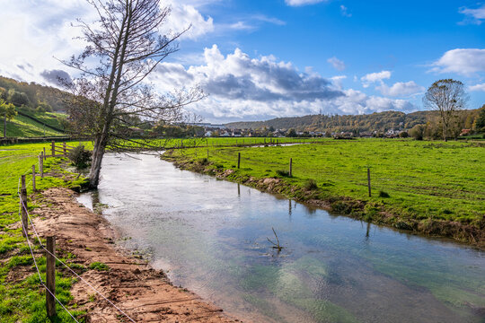 Travaux de lutte contre les inondations sur une rivi&egrave;re le Cailly. Rectification de berges et pose de clotures