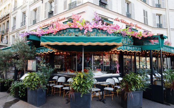 The cafe Au chien qui fume has 275 years of story, it located in Les Halles district of Paris.There are authentic flavors of French culinary tradition and old recipes.