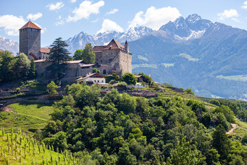 Schloss Tirol, Südtirol, Italien, - obrazy, fototapety, plakaty