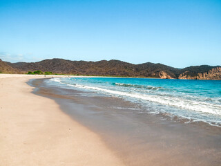 Paysage plage sable blanc eau turquoise 