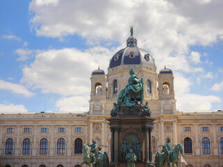 Obraz premium The Kunsthistorisches Museum (English Museum of Art History) and Empress Maria Theresia monument at summer day in Vienna , Austria