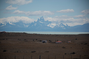 Fototapeta na wymiar casa en mitad del desierto patagonico con el fitz roy de fondo