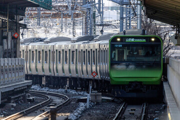 東京駅に到着する山手線