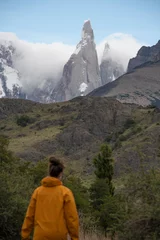Photo sur Plexiglas Cerro Torre chica con chubasquero amarillo en el chalten con el cerro torre de fonfo